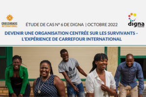 Haut: texte en noir et bleu - étude de cas numéro 6 de DIGNA, Octobre 2022. Devenir une organisation centrée sur les survivants - l'expérience de Carrefour International. Bas: cinq personnes qui qui sourient et rient.