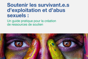 Haut: texte bleu et vert- Soutenir les survivant.e.s d'exploitation et d'abus sexuels: Un guide pratique pour la création de ressources de soutien. Bas: photo d'une personne avec de la peinture sur son visage et ses index qui s'apposent sur son nez.