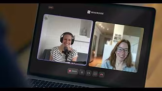 EN: Photo of a laptop showing an image of a virtual conversation between two women ( a podcast interview). FR: Photo d'un ordinateur portable affichant l'image d'une conversation virtuelle entre deux femmes (une interview sous forme de podcast).