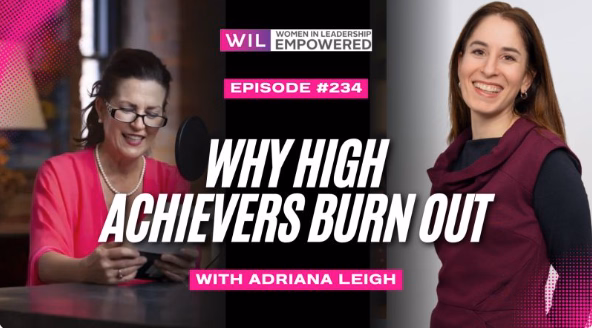 English: Podcast cover art for "WIL – Women in Leadership Empowered," Episode #234, titled "Why High Achievers Burn Out," featuring guest Adriana Leigh. On the left, a woman with glasses sits at a desk speaking into a microphone while looking at her phone. On the right, a smiling woman with long brown hair poses against a magenta background with white dot accents. Français : Illustration de couverture du podcast « WIL – Women in Leadership Empowered », épisode n° 234, intitulé « Pourquoi les personnes très performantes s'épuisent », avec l'invitée Adriana Leigh. À gauche, une femme portant des lunettes est assise à un bureau, parlant dans un microphone tout en regardant son téléphone. À droite, une femme souriante aux longs cheveux bruns pose devant un fond magenta orné de points blancs.